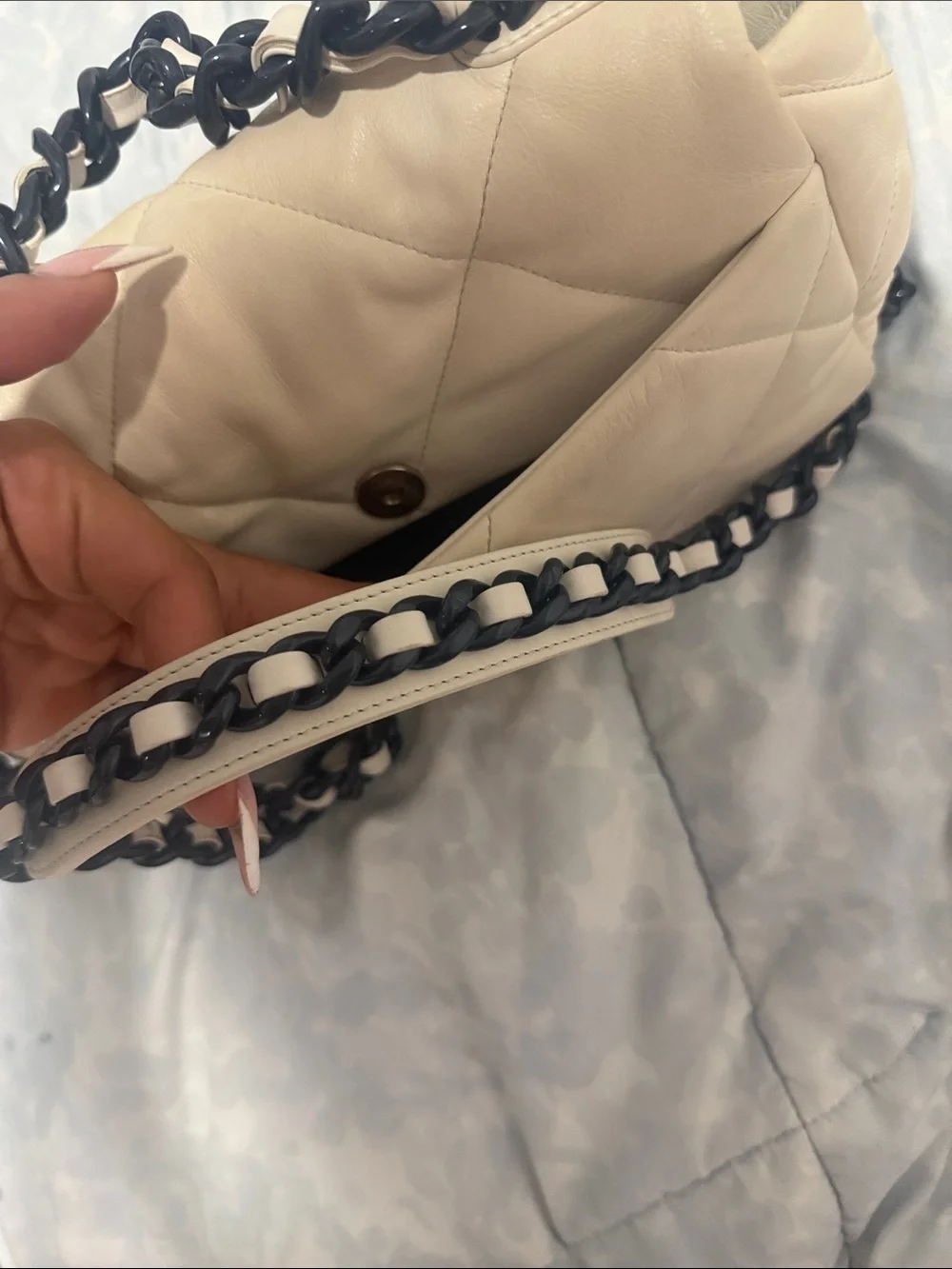 CHANEL Cream Quilted Leather Shoulder Bag with Black Chain